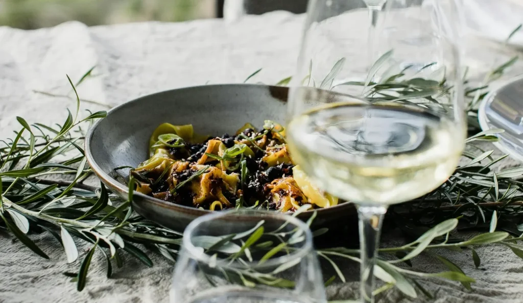 Dîner en plein air avec vin blanc et olives