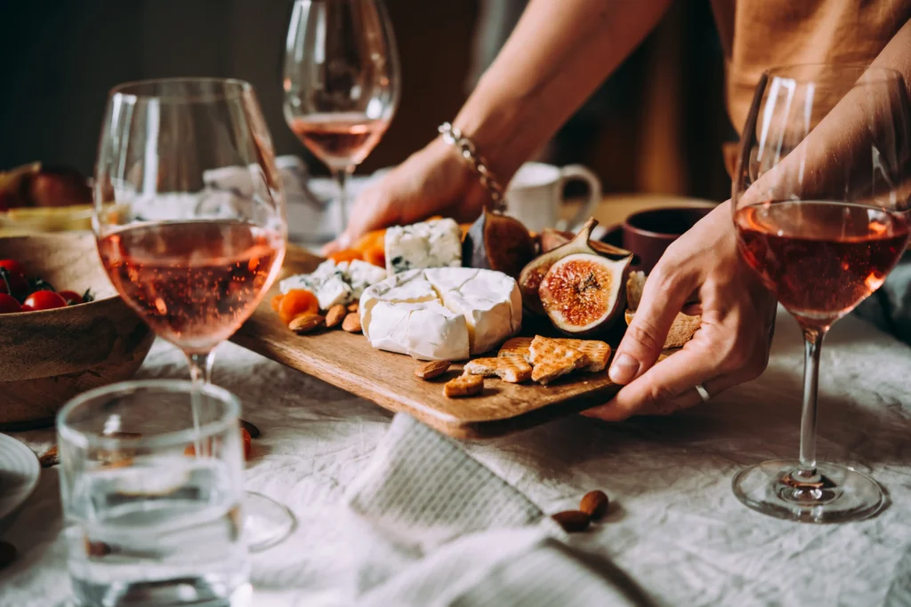Plateau de fromages français avec figues et vin rosé