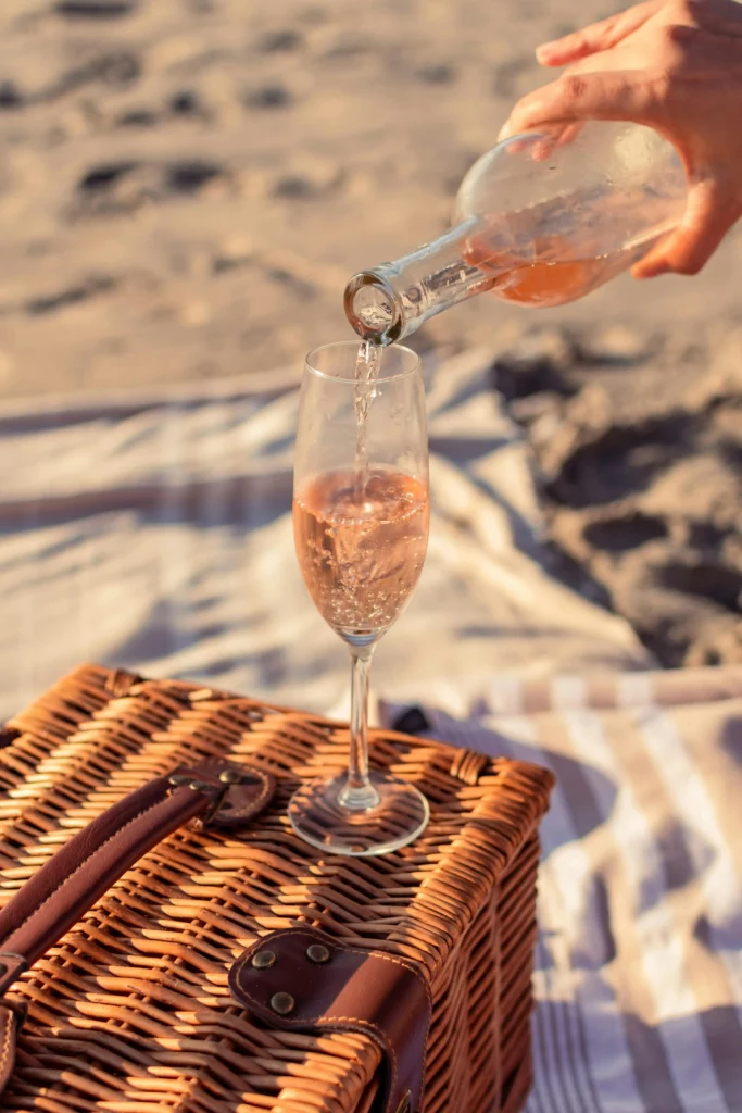 Pique-nique de luxe en France avec rosés de Provence et panier en osier