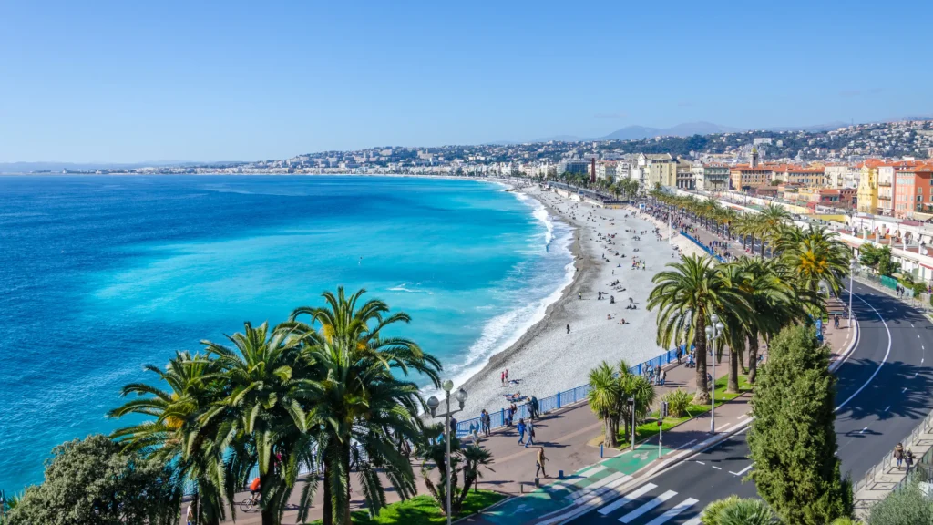 Voyage de luxe à Nice avec vue panoramique sur le littoral de la Riviera et les palmiers