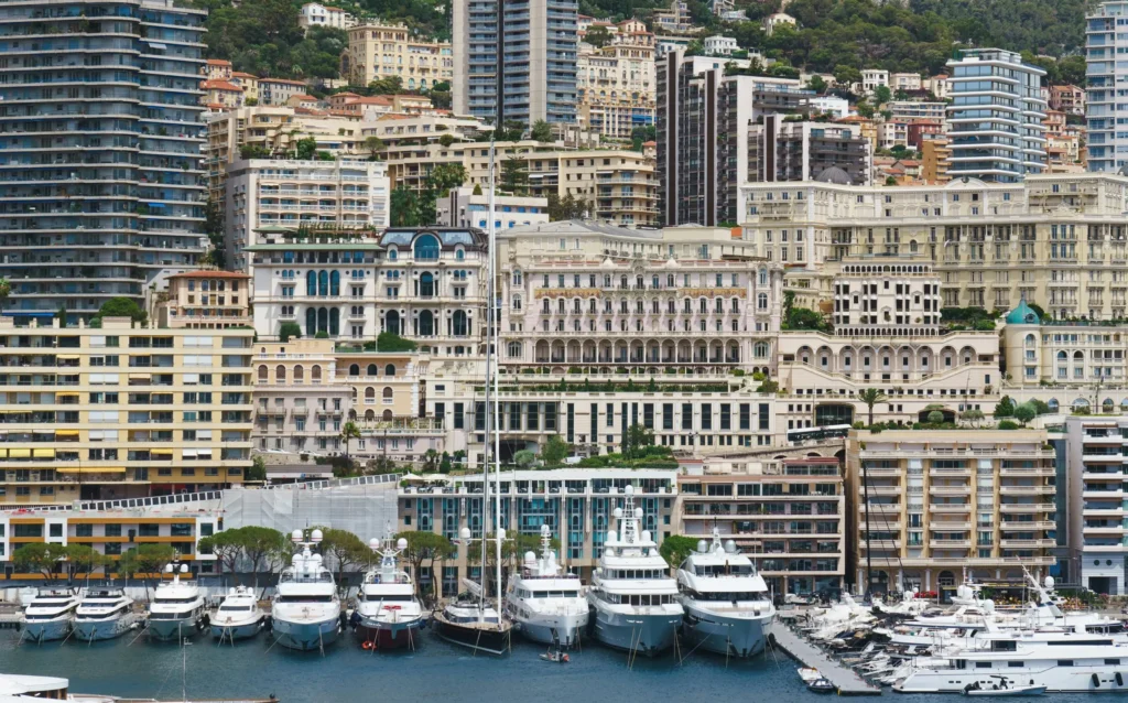 Vue panoramique du Monaco Yacht Show 2025, marina remplie de yachts de luxe