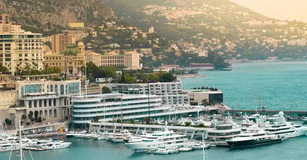 Yachts de luxe amarrés au port Hercule de Monaco avec vue sur la ville