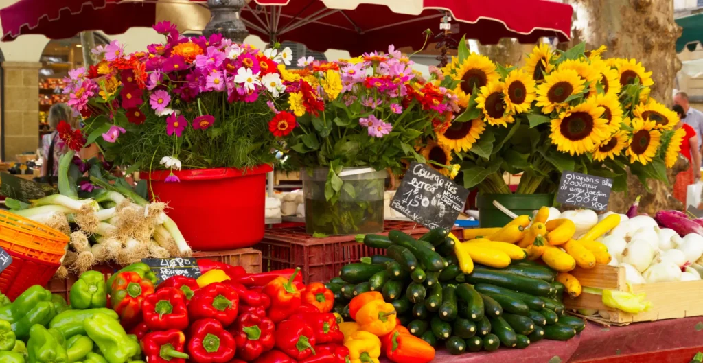 Marché provençal coloré avec tournesols, légumes et produits du terroir