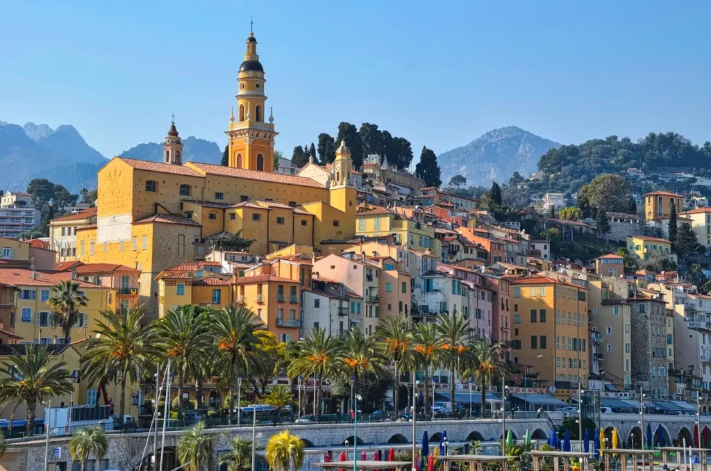 Façades historiques colorées et clocher le long du bord de mer de Menton sur la Côte d'Azur