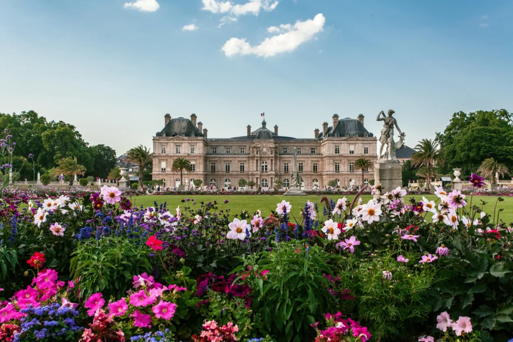 Best Parks in Paris, Close-up of pink and purple flowers blooming in a lush Parisian public garden